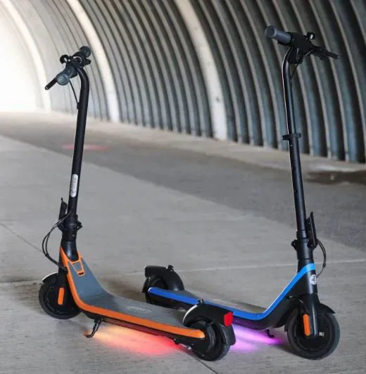 Ninebot eKickScooter C2 Pro E při jízdě svítí
