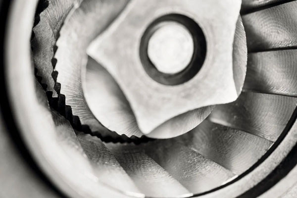 Kovový kónický mlýnek s mlecími kameny